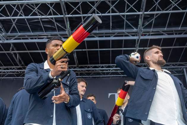 Reportage 31.05.2024 Ankunftsfest der deutschen Männer Nationalmannschaft bei adidas in Herzogenaurach bei strömenden Regen Die Fans werden mit Geschenken versorgt Herzogenaurach Bayern Deutschland