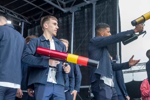 Reportage 31.05.2024 Ankunftsfest der deutschen Männer Nationalmannschaft bei adidas in Herzogenaurach bei strömenden Regen Die Fans werden mit Geschenken versorgt Herzogenaurach Bayern Deutschland