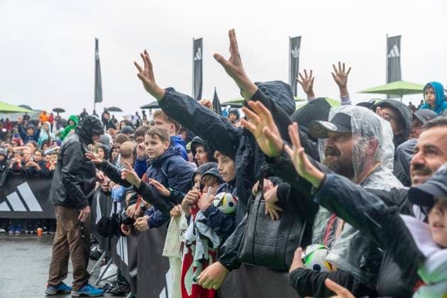 Reportage 31.05.2024 Ankunftsfest der deutschen Männer Nationalmannschaft bei adidas in Herzogenaurach bei strömenden Regen Bereit zum Fangen von Geschenken Herzogenaurach Bayern Deutschland