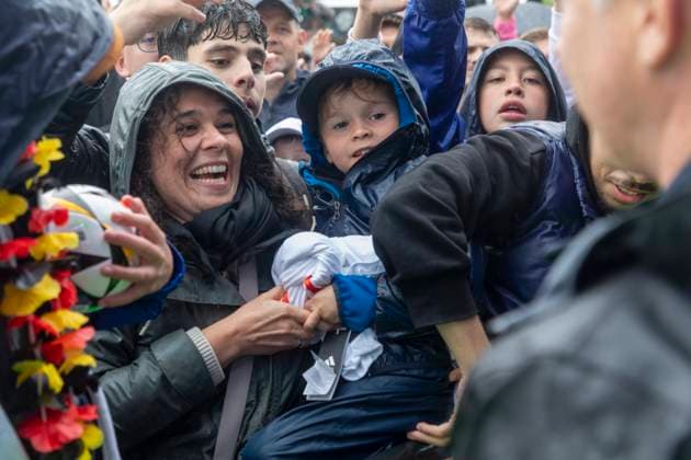 Reportage 31.05.2024 Ankunftsfest der deutschen Männer Nationalmannschaft bei adidas in Herzogenaurach bei strömenden Regen Freude über Merch Herzogenaurach Bayern Deutschland