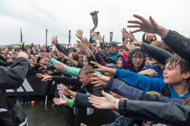 Reportage 31.05.2024 Ankunftsfest der deutschen Männer Nationalmannschaft bei adidas in Herzogenaurach bei strömenden Regen Fan Schal Fangen Herzogenaurach Bayern Deutschland