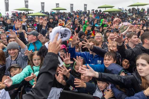 Reportage 31.05.2024 Ankunftsfest der deutschen Männer Nationalmannschaft bei adidas in Herzogenaurach bei strömenden Regen Fan Schal Fangen Herzogenaurach Bayern Deutschland