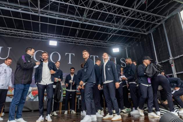Reportage 31.05.2024 Ankunftsfest der deutschen Männer Nationalmannschaft bei adidas in Herzogenaurach bei strömenden Regen Die Nationalmannschaft auf der Bühne bei adidas, Thomas Müller beantwortet Fragen Herzogenaurach Bayern Deutschland