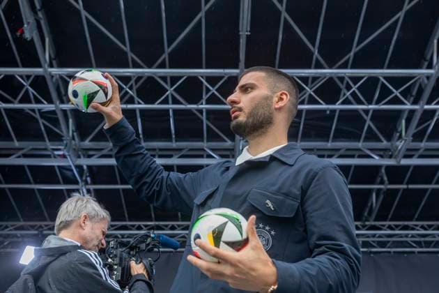 Reportage 31.05.2024 Ankunftsfest der deutschen Männer Nationalmannschaft bei adidas in Herzogenaurach bei strömenden Regen Bälle verteilen an die Fans Herzogenaurach Bayern Deutschland