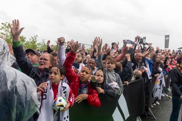 Reportage 31.05.2024 Ankunftsfest der deutschen Männer Nationalmannschaft bei adidas in Herzogenaurach bei strömenden Regen Warten auf die Geschenke Herzogenaurach Bayern Deutschland