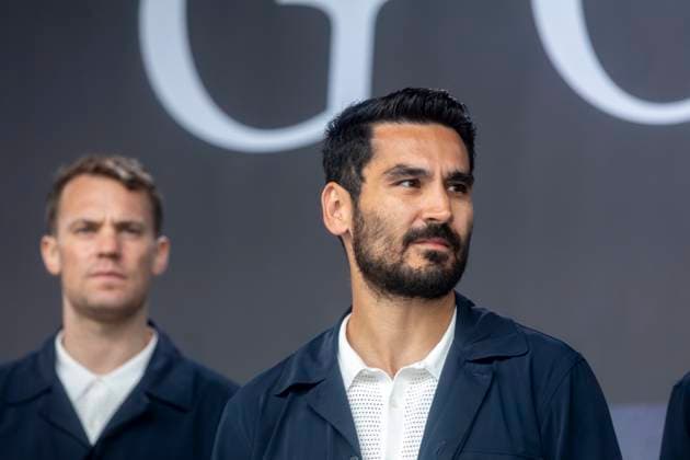 Reportage 31.05.2024 Ankunftsfest der deutschen Männer Nationalmannschaft bei adidas in Herzogenaurach bei strömenden Regen Ä°lkay GündoÄüan, dahinter Manuel Neuer Herzogenaurach Bayern Deutschland
