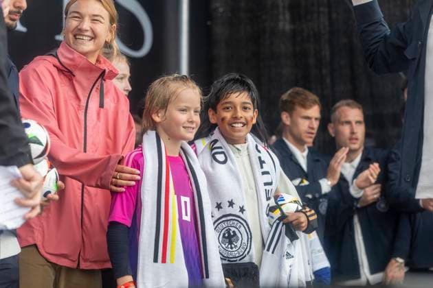 Reportage 31.05.2024 Ankunftsfest der deutschen Männer Nationalmannschaft bei adidas in Herzogenaurach bei strömenden Regen Kinder konnten den Spielern Fragen stellen Herzogenaurach Bayern Deutschland