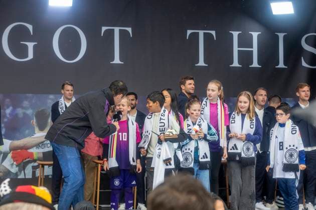 Reportage 31.05.2024 Ankunftsfest der deutschen Männer Nationalmannschaft bei adidas in Herzogenaurach bei strömenden Regen Kinder konnten den Spielern Fragen stellen Herzogenaurach Bayern Deutschland