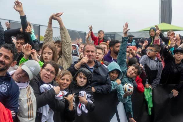 Reportage 31.05.2024 Ankunftsfest der deutschen Männer Nationalmannschaft bei adidas in Herzogenaurach bei strömenden Regen Die Fans sind glücklich Herzogenaurach Bayern Deutschland