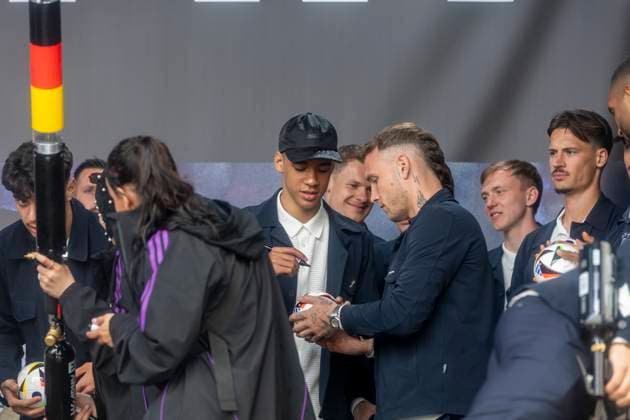 Reportage 31.05.2024 Ankunftsfest der deutschen Männer Nationalmannschaft bei adidas in Herzogenaurach bei strömenden Regen Jamal Musiala unterschreibt Herzogenaurach Bayern Deutschland