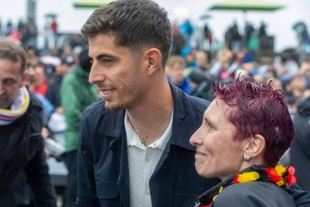 Reportage 31.05.2024 Ankunftsfest der deutschen Männer Nationalmannschaft bei adidas in Herzogenaurach bei strömenden Regen Selfie mit Lieblingsspieler Kai Havertz Herzogenaurach Bayern Deutschland