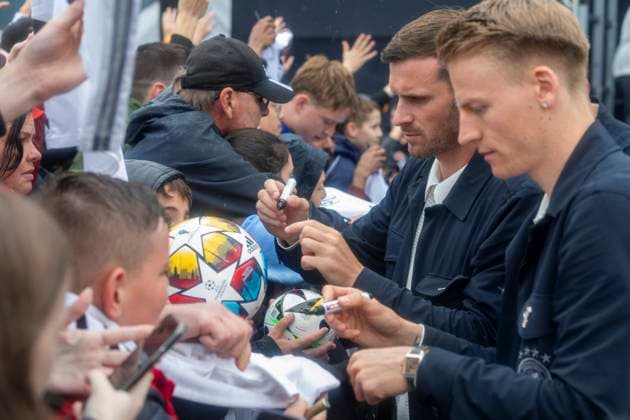 Reportage 31.05.2024 Ankunftsfest der deutschen Männer Nationalmannschaft bei adidas in Herzogenaurach bei strömenden Regen Viele Autogramme wurden gegeben Herzogenaurach Bayern Deutschland