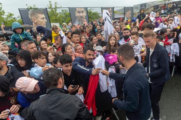 Reportage 31.05.2024 Ankunftsfest der deutschen Männer Nationalmannschaft bei adidas in Herzogenaurach bei strömenden Regen Fans und Spieler Herzogenaurach Bayern Deutschland