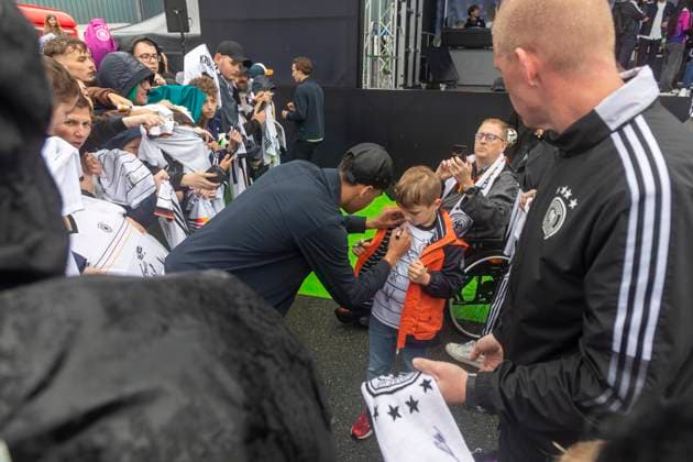 Reportage 31.05.2024 Ankunftsfest der deutschen Männer Nationalmannschaft bei adidas in Herzogenaurach bei strömenden Regen Jamal Musiala mit kleinem Fan Herzogenaurach Bayern Deutschland