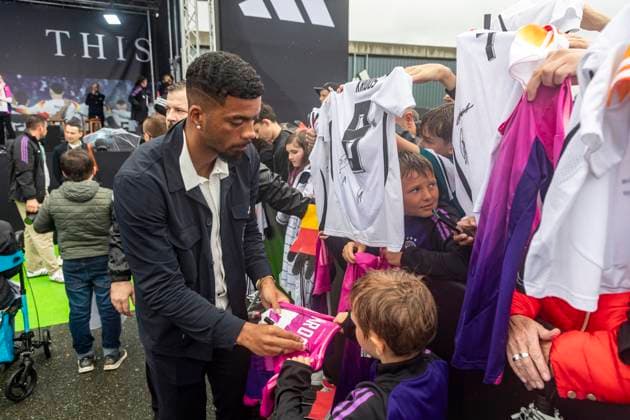 Reportage 31.05.2024 Ankunftsfest der deutschen Männer Nationalmannschaft bei adidas in Herzogenaurach bei strömenden Regen Benjamin Henrichs mit vielen Trikots Herzogenaurach Bayern Deutschland