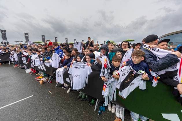 Reportage 31.05.2024 Ankunftsfest der deutschen Männer Nationalmannschaft bei adidas in Herzogenaurach bei strömenden Regen Massen von Fans warten auf ihre Idole Herzogenaurach Bayern Deutschland