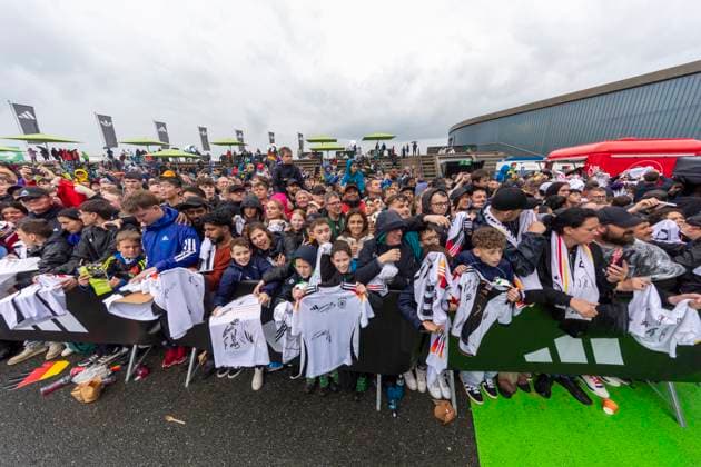 Reportage 31.05.2024 Ankunftsfest der deutschen Männer Nationalmannschaft bei adidas in Herzogenaurach bei strömenden Regen Massen von Fans warten auf ihre Idole Herzogenaurach Bayern Deutschland