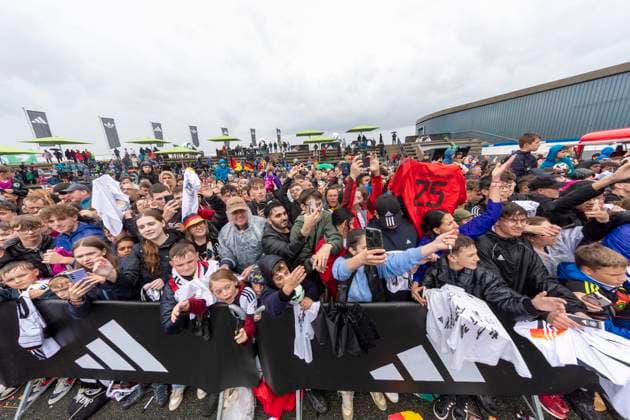 Reportage 31.05.2024 Ankunftsfest der deutschen Männer Nationalmannschaft bei adidas in Herzogenaurach bei strömenden Regen Massen von Fans warten auf ihre Idole Herzogenaurach Bayern Deutschland