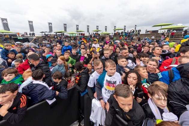 Reportage 31.05.2024 Ankunftsfest der deutschen Männer Nationalmannschaft bei adidas in Herzogenaurach bei strömenden Regen Massen von Fans warten auf ihre Idole Herzogenaurach Bayern Deutschland