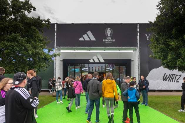 Reportage 31.05.2024 Ankunftsfest der deutschen Männer Nationalmannschaft bei adidas in Herzogenaurach bei strömenden Regen Viele Fans sind dann gleich mal beim Brandshop von adidas vorbei gegangen Herzogenaurach Bayern Deutschland