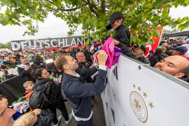 Reportage 31.05.2024 Ankunftsfest der deutschen Männer Nationalmannschaft bei adidas in Herzogenaurach bei strömenden Regen Beide sind glücklich, Manuel Neuer und der kleine Zaungast Herzogenaurach Bayern Deutschland