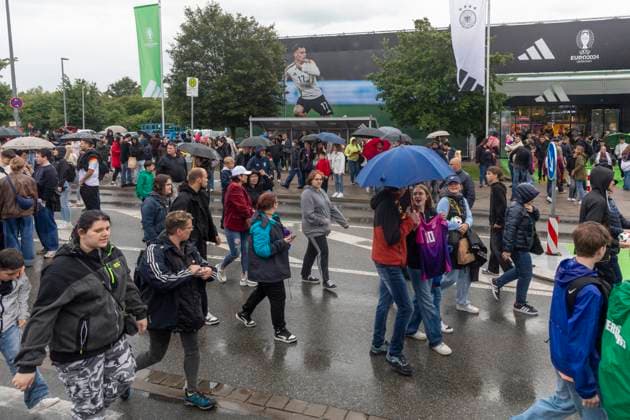 Reportage 31.05.2024 Ankunftsfest der deutschen Männer Nationalmannschaft bei adidas in Herzogenaurach bei strömenden Regen Wirklich viele Fans bei adidas und den Shops Herzogenaurach Bayern Deutschland