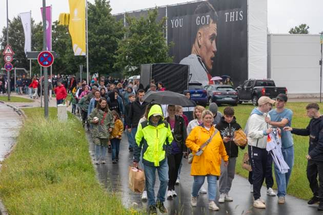 Reportage 31.05.2024 Ankunftsfest der deutschen Männer Nationalmannschaft bei adidas in Herzogenaurach bei strömenden Regen Wirklich viele Fans bei adidas und den Shops Herzogenaurach Bayern Deutschland