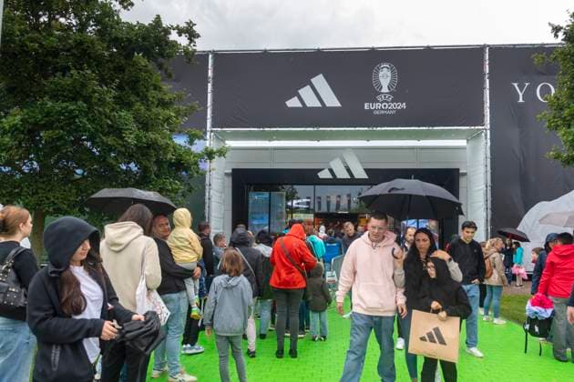 Reportage 31.05.2024 Ankunftsfest der deutschen Männer Nationalmannschaft bei adidas in Herzogenaurach bei strömenden Regen Viele Fans sind dann gleich mal beim Brandshop von adidas vorbei gegangen Herzogenaurach Bayern Deutschland