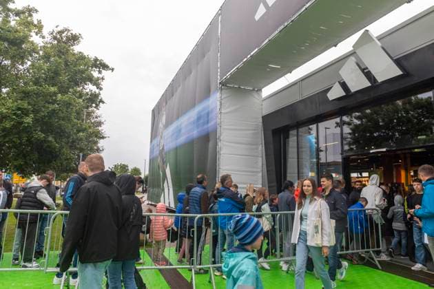 Reportage 31.05.2024 Ankunftsfest der deutschen Männer Nationalmannschaft bei adidas in Herzogenaurach bei strömenden Regen Viele Fans sind dann gleich mal beim Brandshop von adidas vorbei gegangen Herzogenaurach Bayern Deutschland