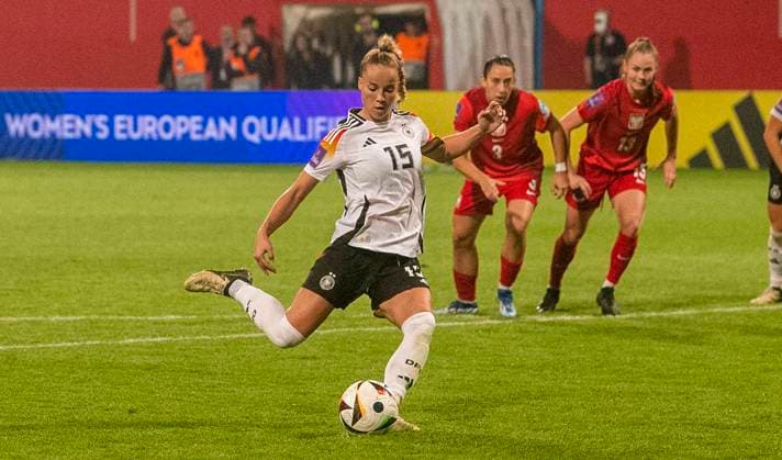 31.05.2024, Fußball, Frauen, Europameisterschafts-Qualifikation, EM-Qualifikation, 3. Spieltag, Deutschland - Polen, Giulia Gwinn (Deutschland, vorne) schießt per Elfmeter das 4:1. Rostock Ostseestadion Mecklenburg-Vorpommern Deutschland