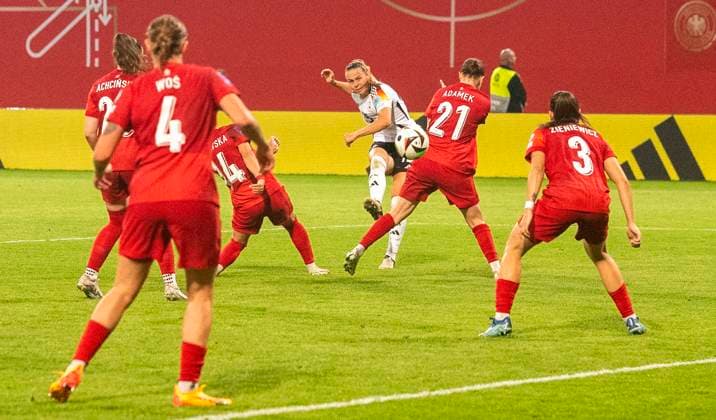 31.05.2024, Fußball, Frauen, Europameisterschafts-Qualifikation, EM-Qualifikation, 3. Spieltag, Deutschland - Polen, Klara Brühl (Deutschland, 3.v.re.) schießt den Ball aufs Tor. Rostock Ostseestadion Mecklenburg-Vorpommern Deutschland
