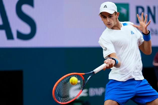 PARIS, FRANCE - MAY 31: Matteo Arnaldi of Italy plays a forehand shot during the 3rd round of Roland Garros 2024 match between Andrey Rublev vs Matteo Arnaldi at Roland Garros Stadium on May 31, 2024 in Paris, France. (Photo by Glenn Gervot Icon Sportswire) TENNIS: MAY 31 Roland-Garros EDITORIAL USE ONLY Icon2024053120332024