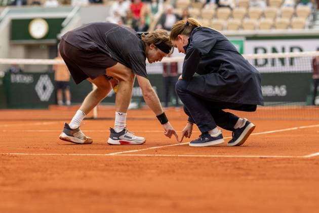 (240601) -- PARIS, June 1, 2024 -- Andrey Rublev (L) argues with the referee during the men s singles third round match between Andrey Rublev of Russia and Matteo Arnaldi of Italy at the French Open tennis tournament at Roland Garros, Paris, France, May 31, 2024. ) (SP)FRANCE-PARIS-TENNIS-FRENCH OPEN-MEN S SINGLES MengxDingbo 