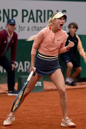 (240601) -- PARIS, June 1, 2024 -- Anastasia Potapova celebrates a score during the women s singles third round match between Wang Xinyu of China and Anastasia Potapova of Russia at the French Open tennis tournament at Roland Garros, Paris, France, May 31, 2024. ) (SP)FRANCE-PARIS-TENNIS-FRENCH OPEN-WOMEN S SINGLES MengxDingbo 