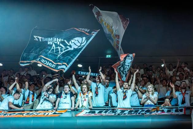 Berlin, Deutschland 31. Mai 2024: 1.BBL - Playoff - 1 2 Finale - 2.Spiel - 2023 2024 - Alba Berlin vs. Niners Chemnitz Im Bild: Die mitgereisten Fans im Fanblock der Niners Chemnitz Copyright: xFotostandx xNachtigallx