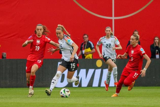 Rostock, Deutschland 31. Mai 2024: Frauen Länderspiel - EM Qualifikation - 2024 - Deutschland vs. Polen Im Bild: v. li. im Zweikampf Natalia Padilla (Polen), Giulia Gwinn (Deutschland) und Ewelina Kamczyk (Polen) beim Spiel gegen Polen im Ostseestadion in Rostock DFB regulations prohibit any use of photographs as image sequences and or quasi-video. Ostseestadion Mecklenburg Vorpommern Copyright: xFotostandx xFantinix