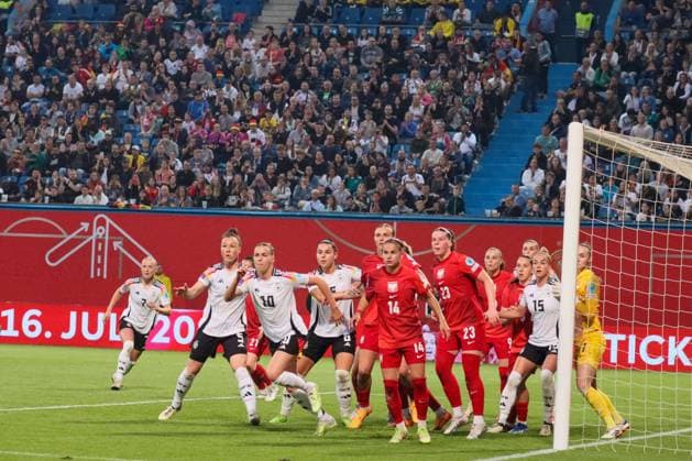 Rostock, Deutschland 31. Mai 2024: Frauen Länderspiel - EM Qualifikation - 2024 - Deutschland vs. Polen Im Bild: Die Mannschaften Deutschland und Polen vor dem Eckball für Deutschland in Rostock DFB regulations prohibit any use of photographs as image sequences and or quasi-video. Ostseestadion Mecklenburg Vorpommern Copyright: xFotostandx xFantinix