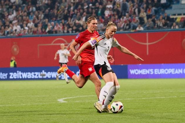 Rostock, Deutschland 31. Mai 2024: Frauen Länderspiel - EM Qualifikation - 2024 - Deutschland vs. Polen Im Bild: v. li. im Zweikampf Oliwia Wos (Polen) und Lea Schüller Schueller (Deutschland) DFB regulations prohibit any use of photographs as image sequences and or quasi-video. Ostseestadion Mecklenburg Vorpommern Copyright: xFotostandx xFantinix