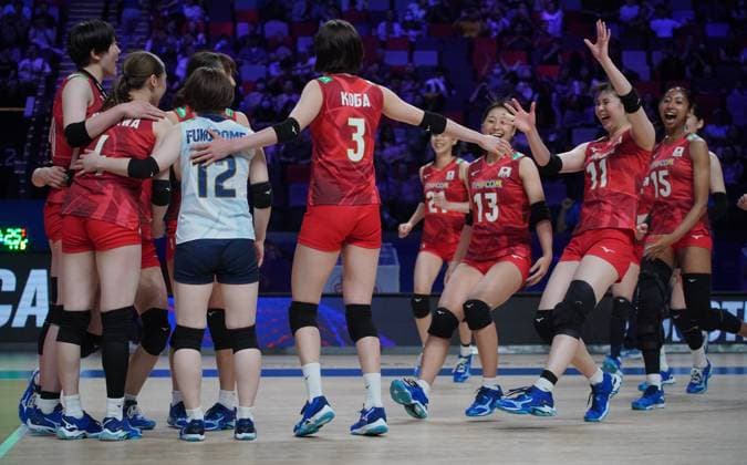 (240601) -- MACAO, June 1, 2024 -- Players of Japan celebrate victory after the preliminary match between Japan and the Dominican Republic at the Women s Volleyball Nations League 2024 Macao in Macao, south China, June 1, 2024. ) (SP)CHINA-MACAO-VOLLEYBALL-WOMEN S NATIONS LEAGUE 2024-JPN VS DOM (CN) LuixSuixWai 