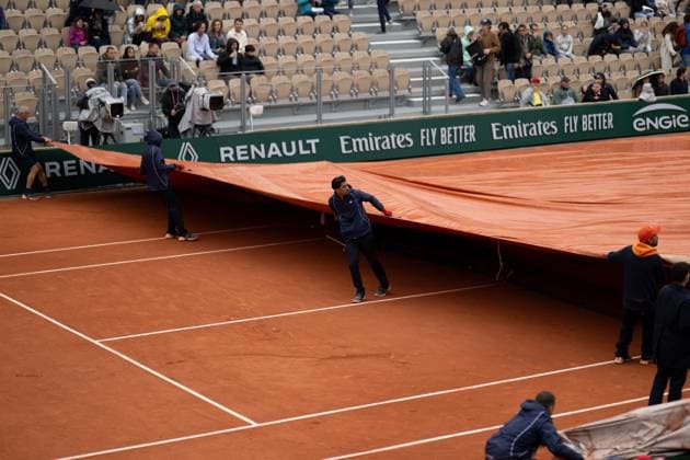 (240601) -- PARIS, June 1, 2024 -- Staff pull over the rain cover on the court during the women s singles third round match at the French Open tennis tournament at Roland Garros in Paris, France, June 1, 2024. ) (SP)FRANCE-PARIS-TENNIS-FRENCH OPEN-WOMEN S SINGLES MengxDingbo 