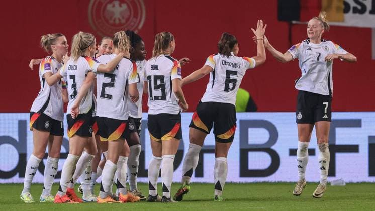v.li.: Spielerinnen von Deutschland, DFB mit Torjubel, Jubel, jubeln, jubelt, optimistisch, Spielszene, Highlight, Freude über das Tor zum 3:1, 31.05.2024, Rostock (Deutschland), Fussball, EM-Qualifikation Frauen, Deutschland - Polen