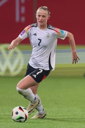 v.li.: Lea Schüller (Deutschland, DFB, 7) am Ball, Freisteller, Einzelbild, Ganzkörper, Aktion, Action, Spielszene, 31.05.2024, Rostock (Deutschland), Fussball, EM-Qualifikation Frauen, Deutschland - Polen