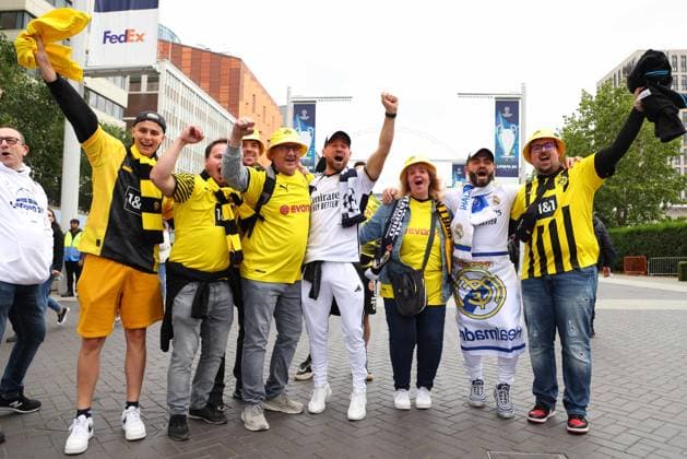 1st June 2024; Wembley Stadium, London, England; UEFA Champions League Football Final, Borussia Dortmund versus Real Madrid; Borussia Dortmund and Real Madrid fans chanting outside Wembley Stadium  ActionPlus12649539 JohnxPatrickxFletcher