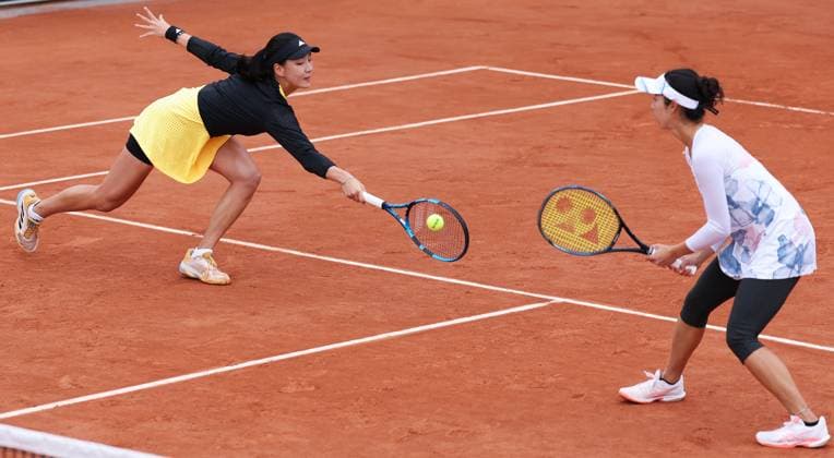 (240601) -- PARIS, June 1, 2024 -- Wang Xinyu (L) of China Shibahara Ena of Japan compete during the women s doubles first round match between Wang Xinyu of China Shibahara Ena of Japan and Alycia Parks Hailey Baptiste of the United States at the French tennis tournament in Paris, France, June 1, 2024. ) (SP)FRANCE-PARIS-TENNIS-FRENCH OPEN-WOMEN S DOUBLES GaoxJing 