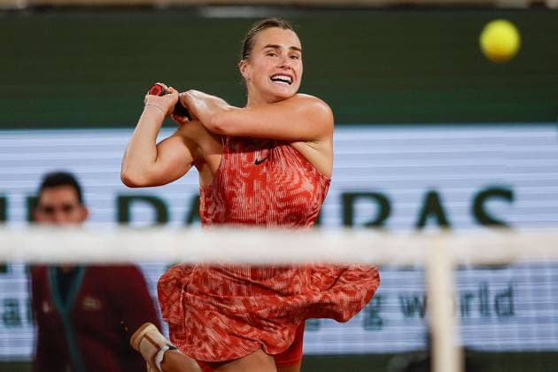 01.06.2024 Tennis, French Open 2024 Roland-Garros, FRA, Women™s Singles Court Philippe-Chatrier - THIRD ROUND Paula Badosa (ESP) - Aryna Sabalenka Bild: v. li. Aryna Sabalenka spielt eine Rückhand. Copyright: HMBxMedia AntonioxBorga