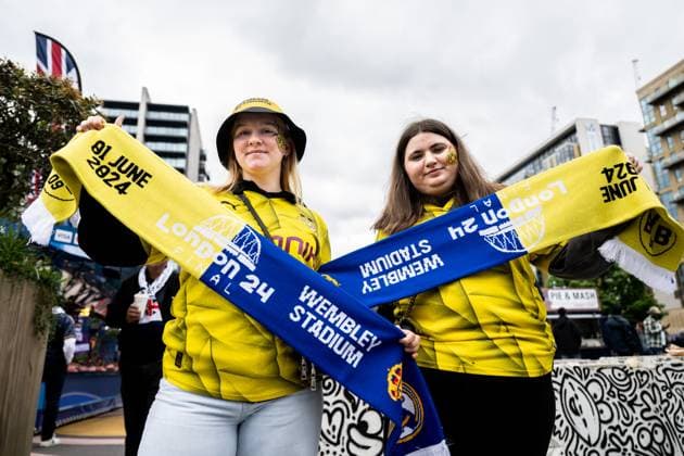 240601 Fans of Dortmund outside the stadium ahead of the UEFA Champions League final between Dortmund and Real Madrid on June 1, 2024 in London. Photo: Petter Arvidson BILDBYRAN kod PA PA0818 fotboll football soccer fotball champions league final dortmund real madrid bbeng publik Copyright: PETTERxARVIDSON BB240601PA007