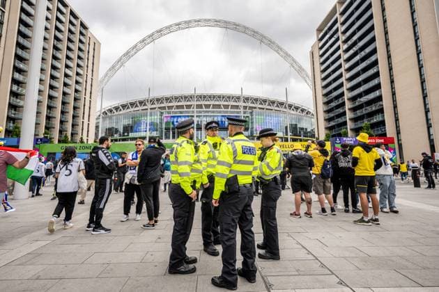 240601 Police outside the stadium ahead of the UEFA Champions League final between Dortmund and Real Madrid on June 1, 2024 in London. Photo: Petter Arvidson BILDBYRAN kod PA PA0818 fotboll football soccer fotball champions league final dortmund real madrid bbeng polis genre säkerhet Copyright: PETTERxARVIDSON BB240601PA014