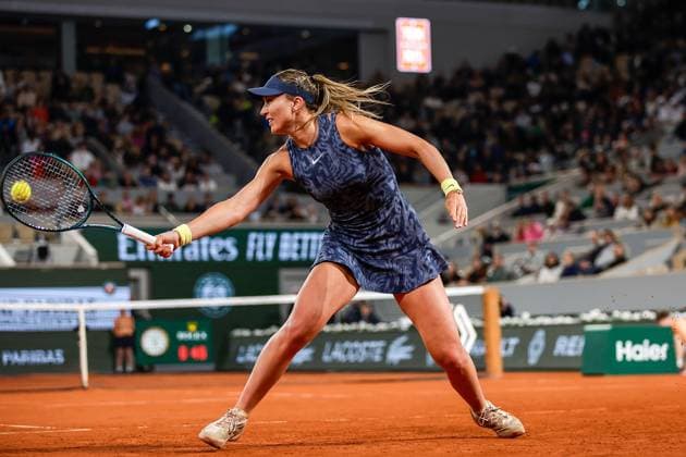 01.06.2024 Tennis, French Open 2024 Roland-Garros, FRA, Women™s Singles Court Philippe-Chatrier - THIRD ROUND Paula Badosa (ESP) - Aryna Sabalenka Bild: v. li. Paula Badosa (ESP) spielt eine Rückhand. Copyright: HMBxMedia AntonioxBorga