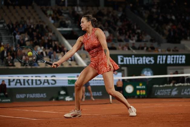 01.06.2024 Tennis, French Open 2024 Roland-Garros, FRA, Women™s Singles Court Philippe-Chatrier - THIRD ROUND Paula Badosa (ESP) - Aryna Sabalenka Bild: v. li. Aryna Sabalenka spielt eine Rückhand. Copyright: HMBxMedia AntonioxBorga