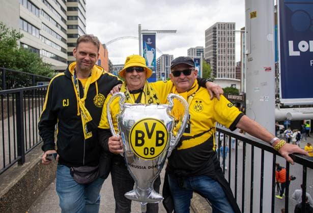 Sport Bilder des Tages Fussball, Herren, Saison 2023 2024, Champions League (Finale), Borussia Dortmund - Real Madrid, Fans von Dortmund mit Pokal, 01.06.2024, Copyright: xSebastianxRäppold MatthiasxKochx